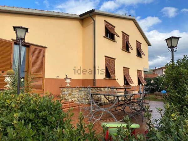casa indipendente in vendita a Campiglia Marittima in zona Venturina