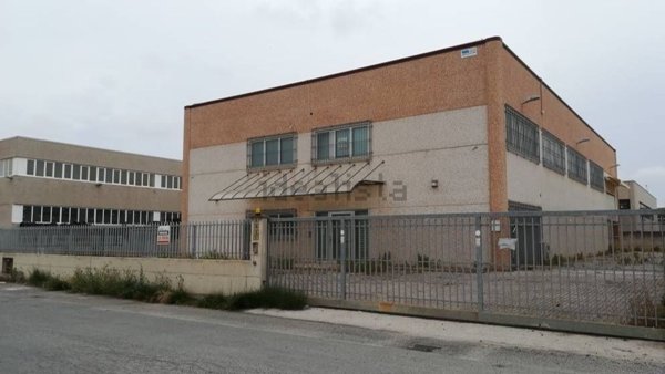 locale commerciale in vendita a Campiglia Marittima in zona Venturina