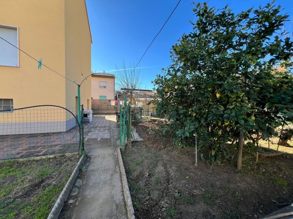 casa indipendente in vendita a Campiglia Marittima in zona Venturina
