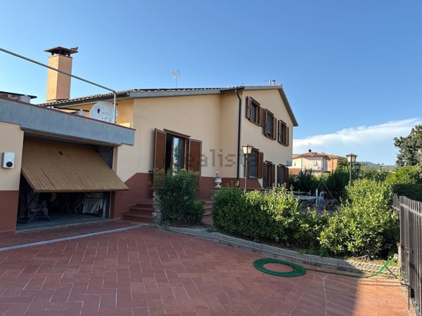 casa indipendente in vendita a Campiglia Marittima in zona Venturina