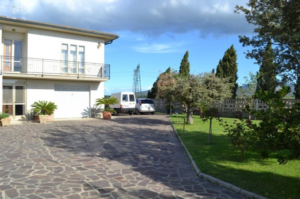 negozio in vendita a Campiglia Marittima in zona Venturina