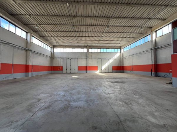 locale commerciale in vendita a Campiglia Marittima in zona Venturina