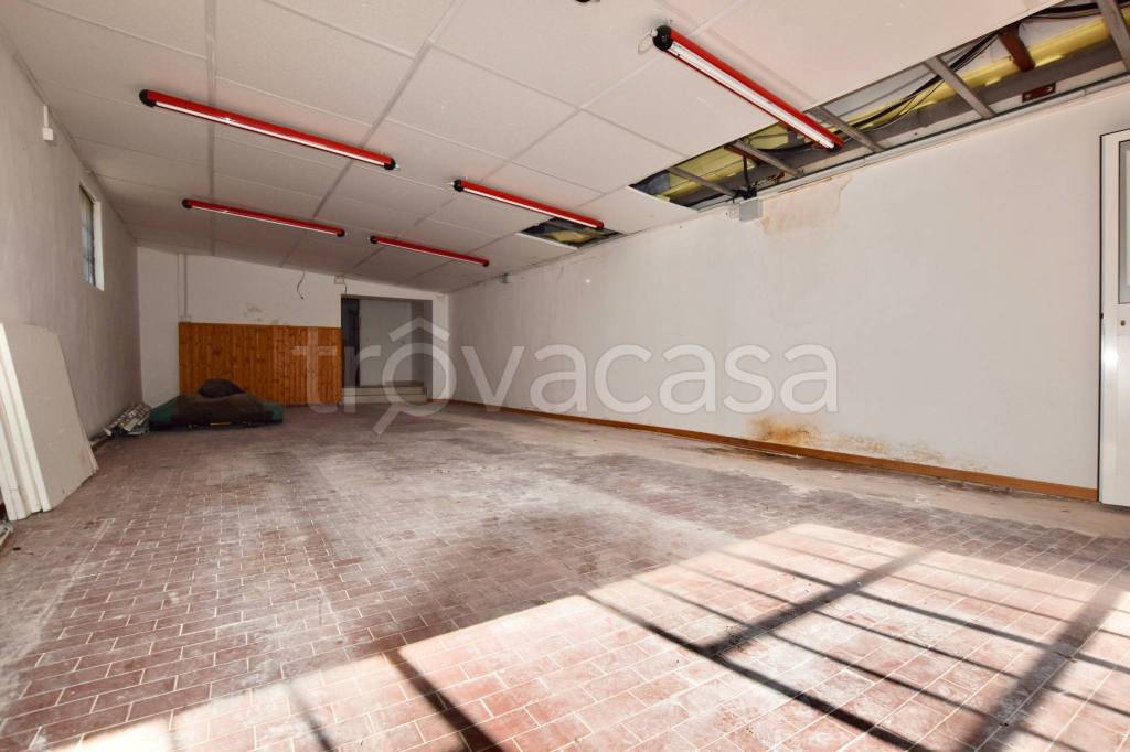negozio in vendita a Campiglia Marittima in zona Venturina