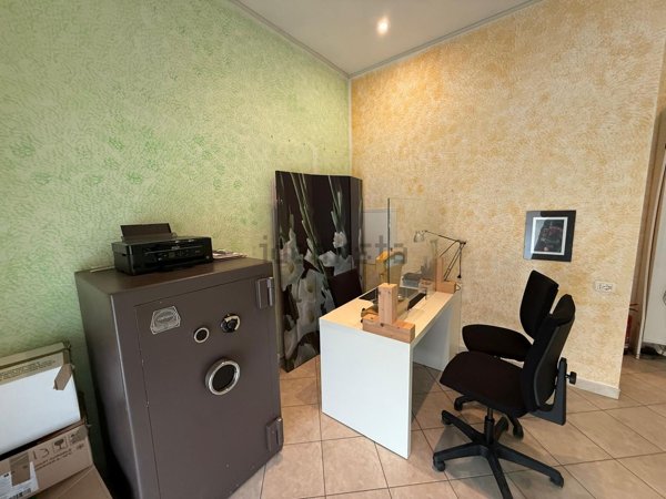 negozio in vendita a Campiglia Marittima in zona Venturina