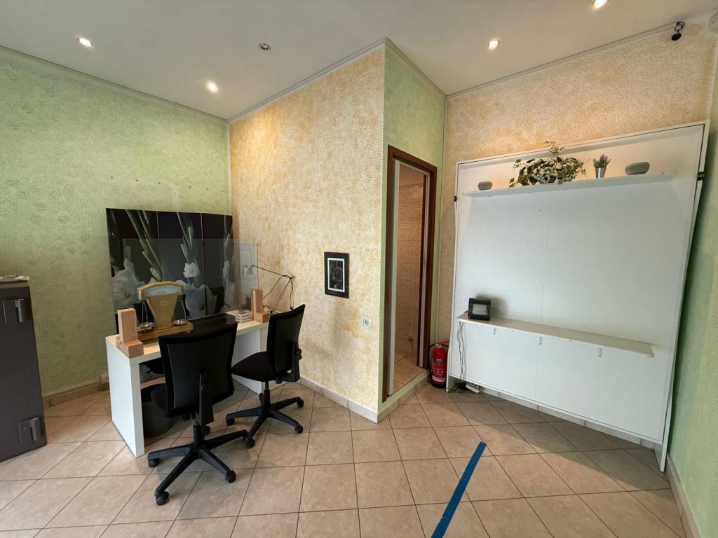 negozio in vendita a Campiglia Marittima in zona Venturina