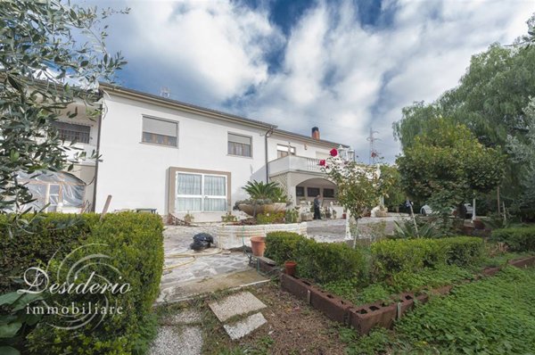 casa indipendente in vendita a Campiglia Marittima in zona Venturina