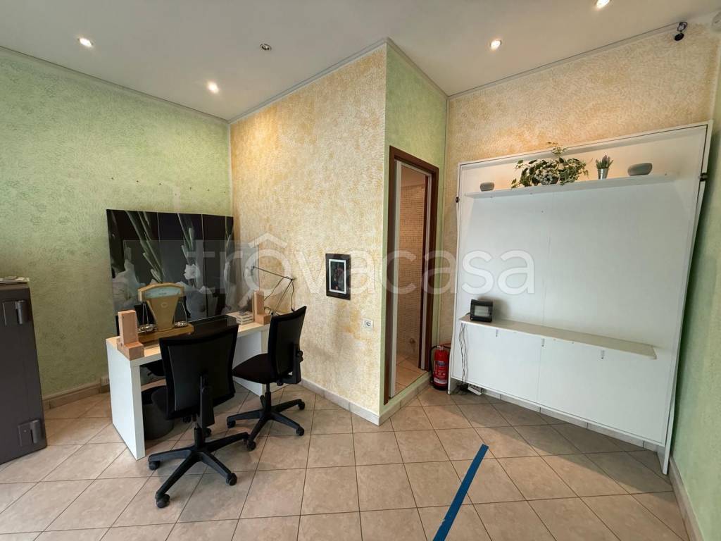 negozio in vendita a Campiglia Marittima in zona Venturina