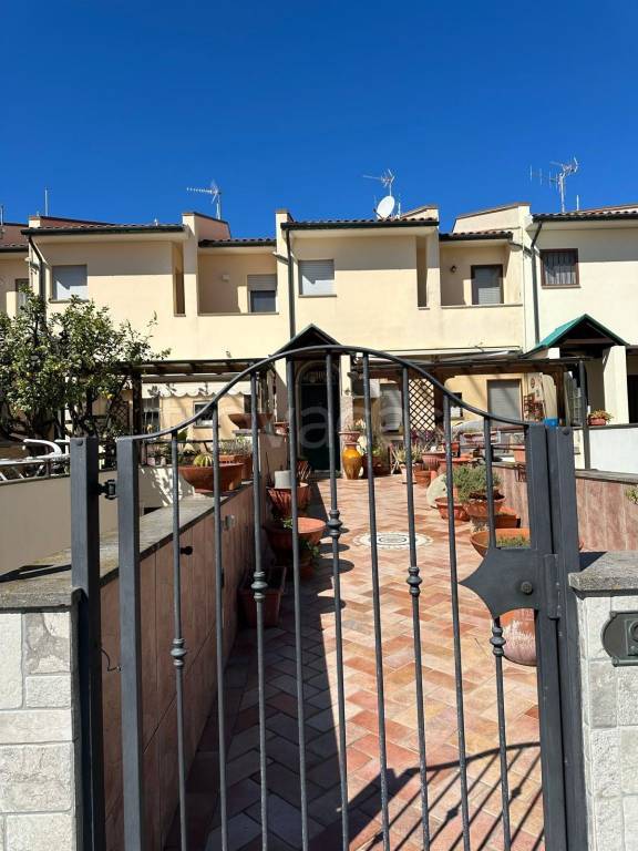 casa indipendente in vendita a Campiglia Marittima in zona Venturina