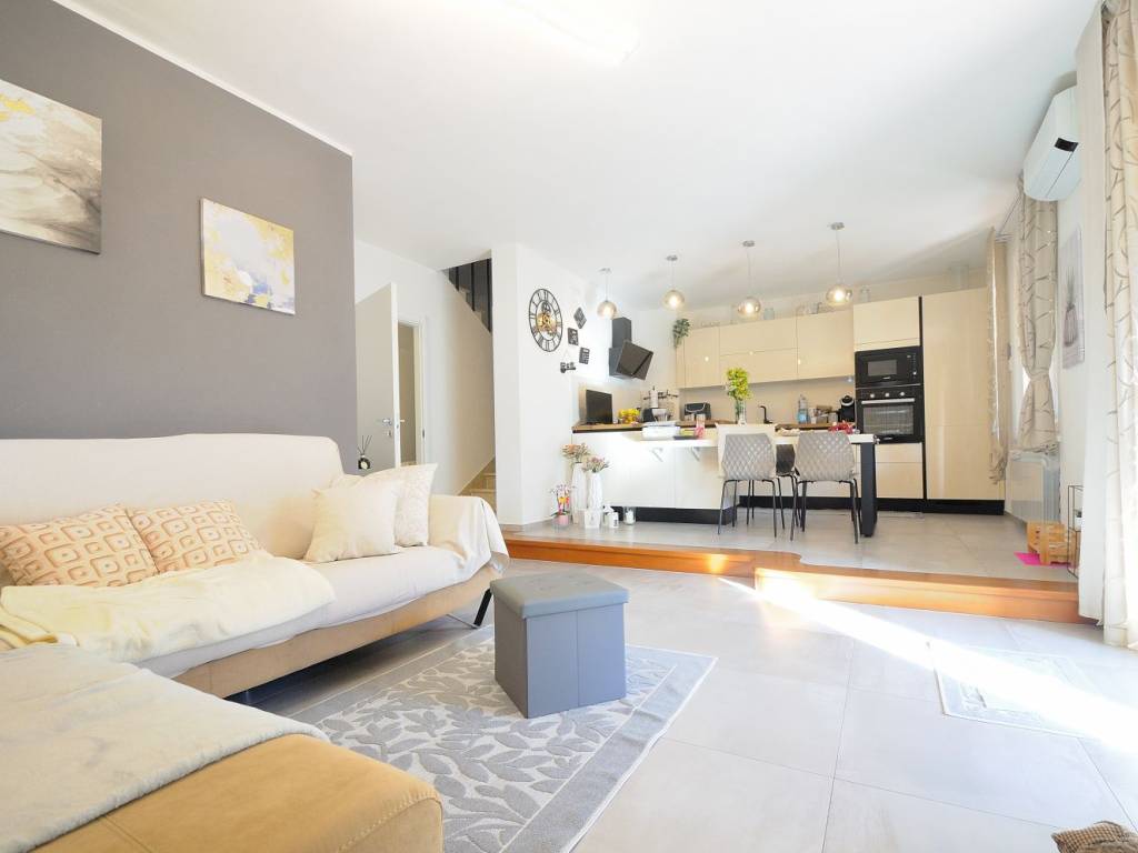 casa indipendente in vendita a Campiglia Marittima in zona Venturina