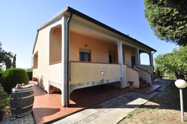 casa indipendente in vendita a Campiglia Marittima in zona Venturina
