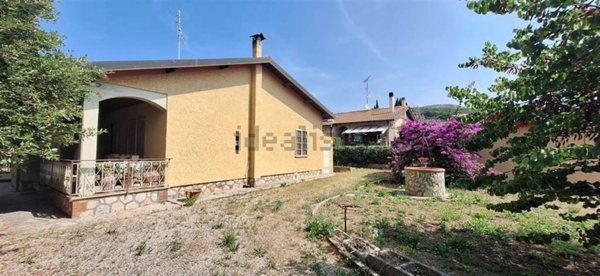 casa indipendente in vendita a Campiglia Marittima in zona Venturina