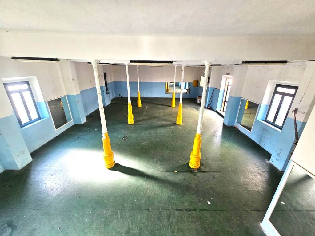 locale commerciale in vendita a Campiglia Marittima in zona Venturina