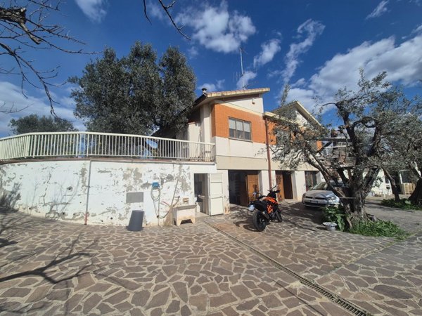 casa indipendente in vendita a Campiglia Marittima in zona Venturina