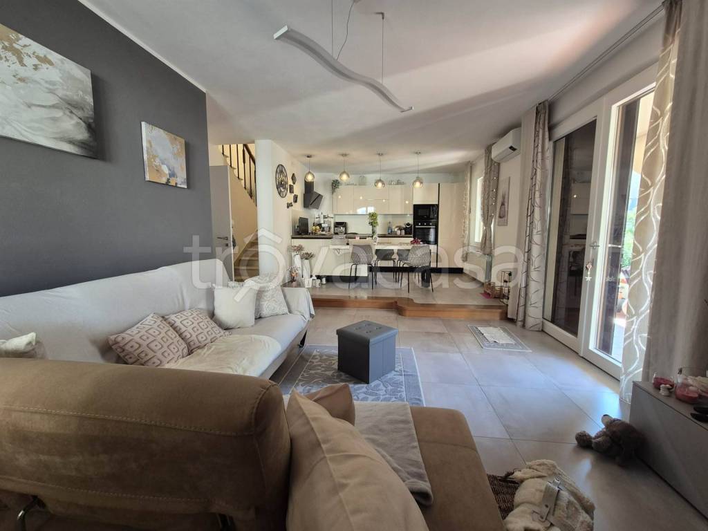 casa indipendente in vendita a Campiglia Marittima in zona Venturina
