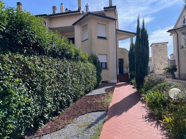 casa indipendente in vendita a Campiglia Marittima in zona Venturina