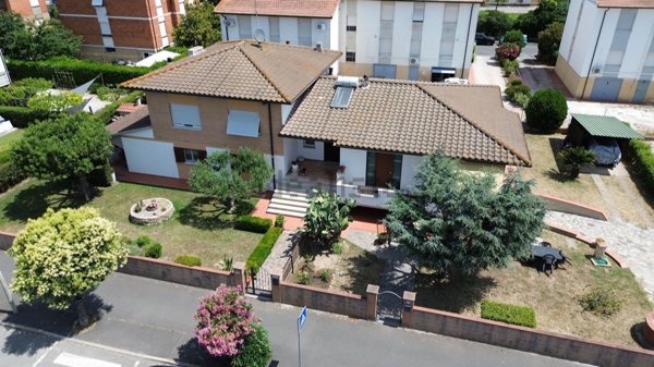 casa indipendente in vendita a Campiglia Marittima in zona Venturina