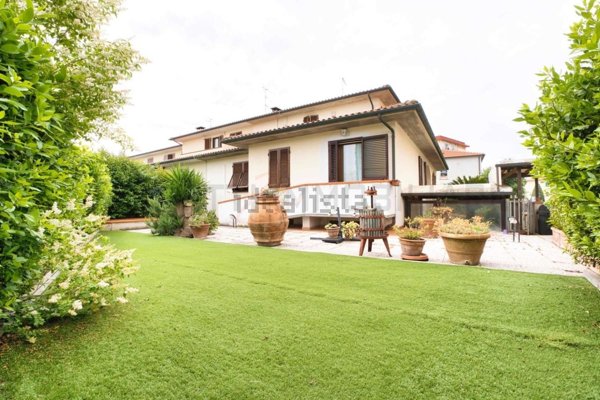 casa indipendente in vendita a Campiglia Marittima in zona Venturina