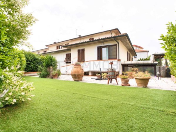 casa indipendente in vendita a Campiglia Marittima in zona Venturina