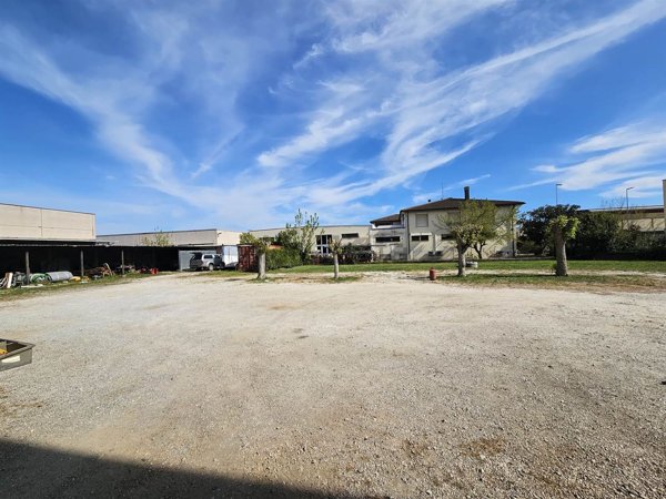 intera palazzina in vendita a Campiglia Marittima in zona Venturina
