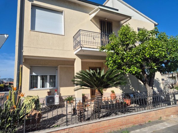 casa indipendente in vendita a Campiglia Marittima in zona Venturina