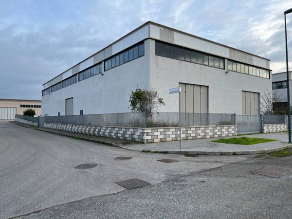 locale commerciale in vendita a Campiglia Marittima in zona Venturina