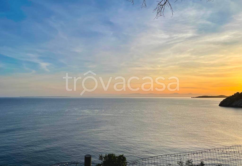 casa indipendente in vendita a Campo nell'Elba