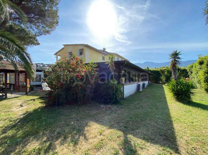 negozio in vendita a Campo nell'Elba