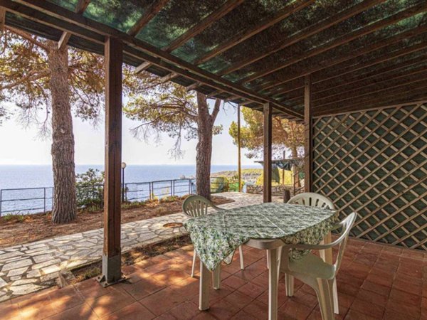 appartamento in vendita a Campo nell'Elba in zona Fetovaia