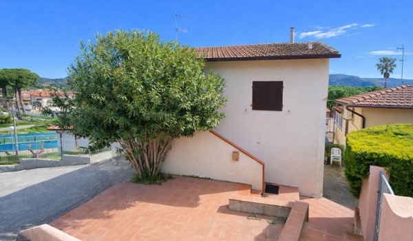casa indipendente in vendita a Campo nell'Elba