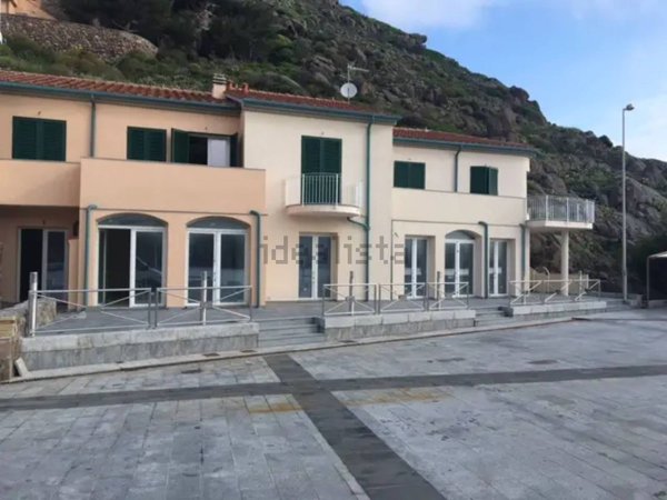 negozio in vendita a Capraia Isola in zona Porto