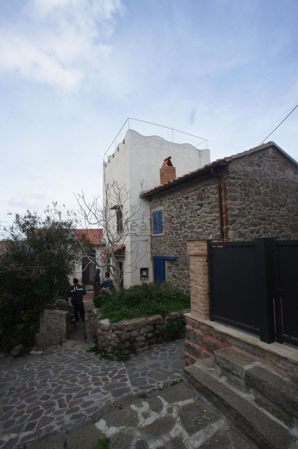 casa indipendente in vendita a Capraia Isola in zona Porto