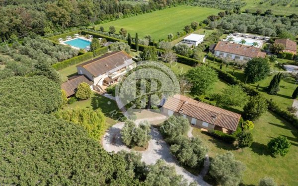 casa indipendente a Castagneto Carducci in zona Marina di Castagneto Carducci