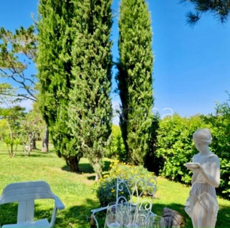 casa indipendente a Castagneto Carducci in zona Marina di Castagneto Carducci