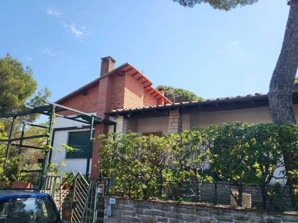 casa indipendente a Castagneto Carducci in zona Marina di Castagneto Carducci