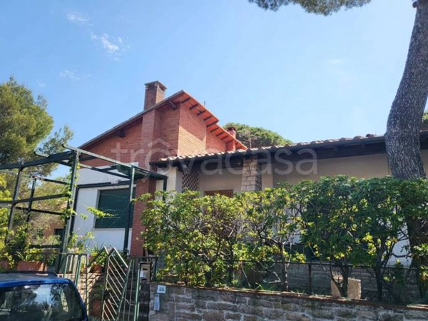 casa indipendente a Castagneto Carducci in zona Marina di Castagneto Carducci