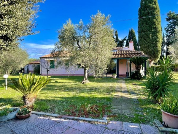 casa indipendente a Castagneto Carducci in zona Marina di Castagneto Carducci