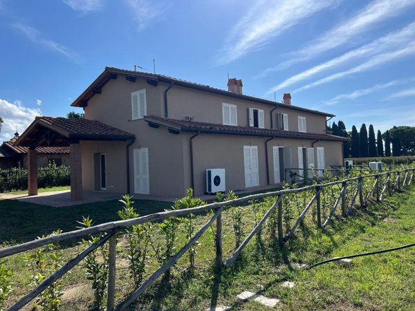 casa indipendente a Castagneto Carducci in zona Marina di Castagneto Carducci