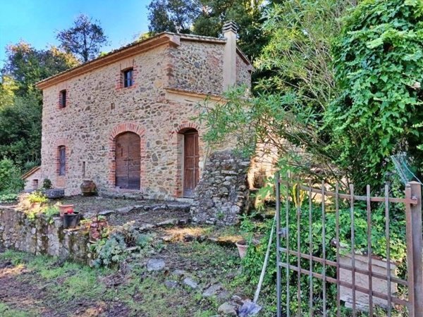 casa indipendente a Castagneto Carducci in zona Marina di Castagneto Carducci