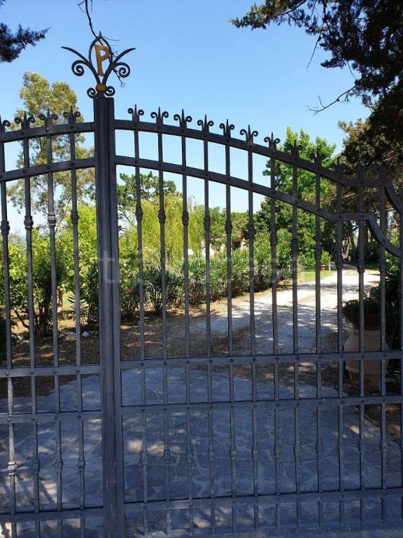 casa indipendente a Castagneto Carducci in zona Marina di Castagneto Carducci