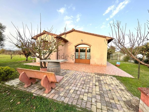 casa indipendente a Castagneto Carducci in zona Marina di Castagneto Carducci