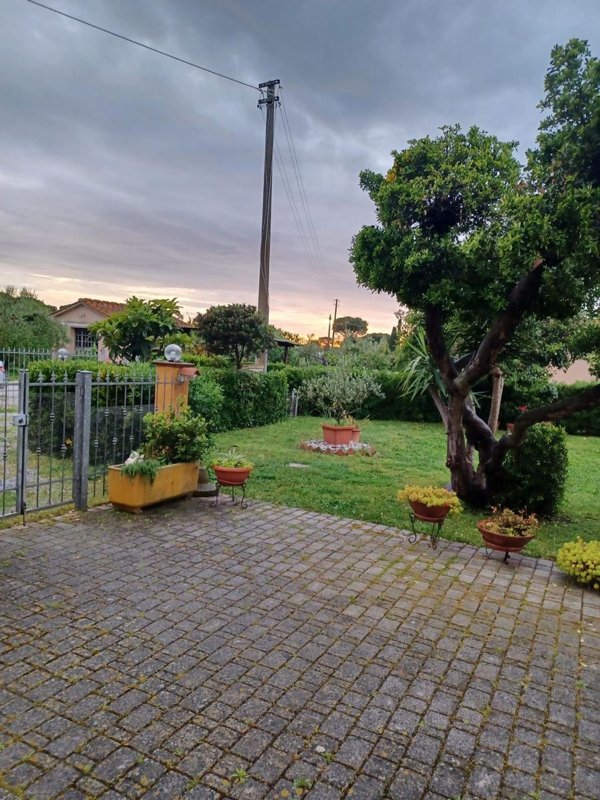 casa indipendente a Castagneto Carducci in zona Marina di Castagneto Carducci