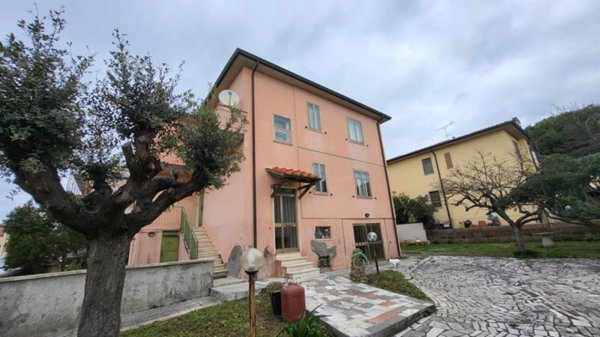 casa indipendente in vendita a Cecina