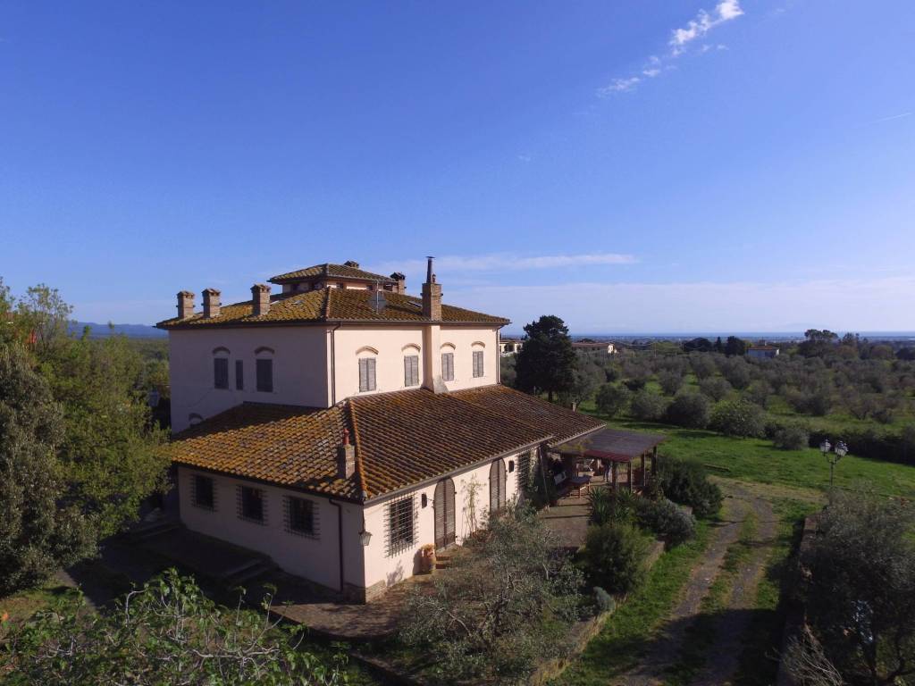 casa indipendente in vendita a Cecina