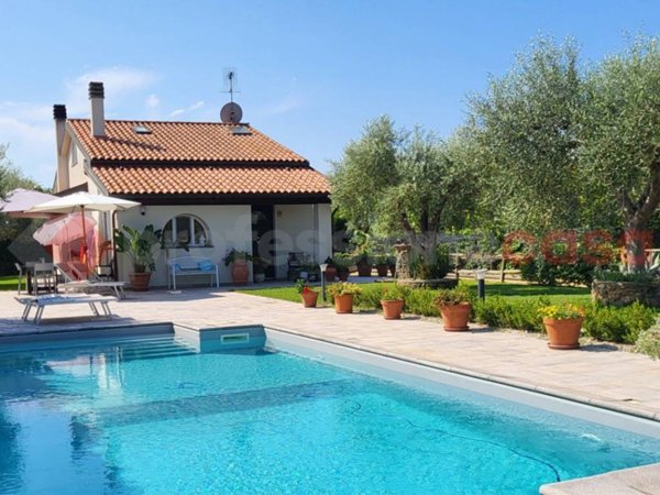 casa indipendente in vendita a Cecina
