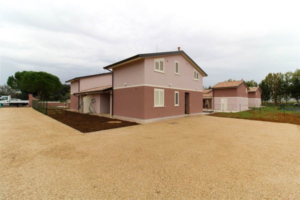 casa indipendente in vendita a Cecina