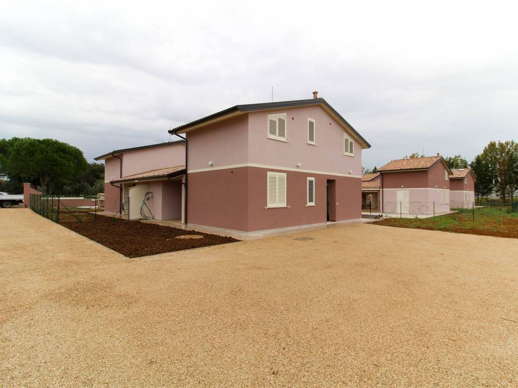 casa indipendente in vendita a Cecina