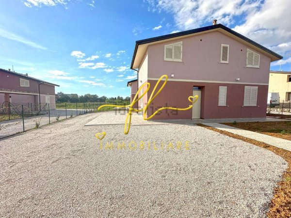 casa indipendente in vendita a Cecina