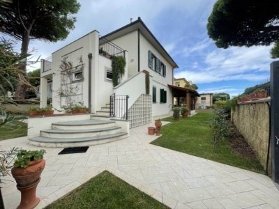 casa indipendente in vendita a Cecina