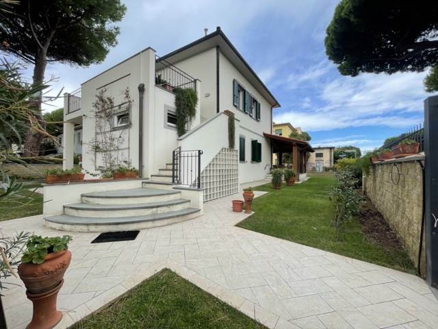 casa indipendente in vendita a Cecina
