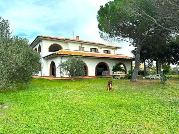 casa indipendente in vendita a Cecina